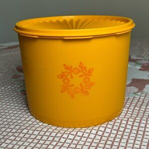 Tupperware Gold Yellow Canister 1626 Lid 1205 6.5”H 8.25”W 18 Cups Floral Wreath